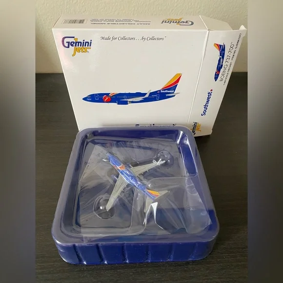 Gemini Jets 1:400 Southwest B737-700 Triple Crown Livery - Picture 3 of 4